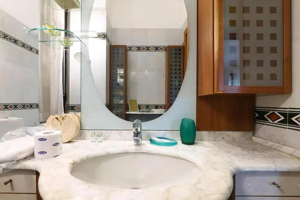 Large And Elegant Apartment In Missori Duomo Milan
