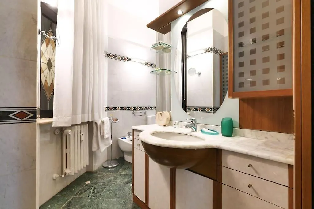 Large And Elegant Apartment In Missori Duomo Milan