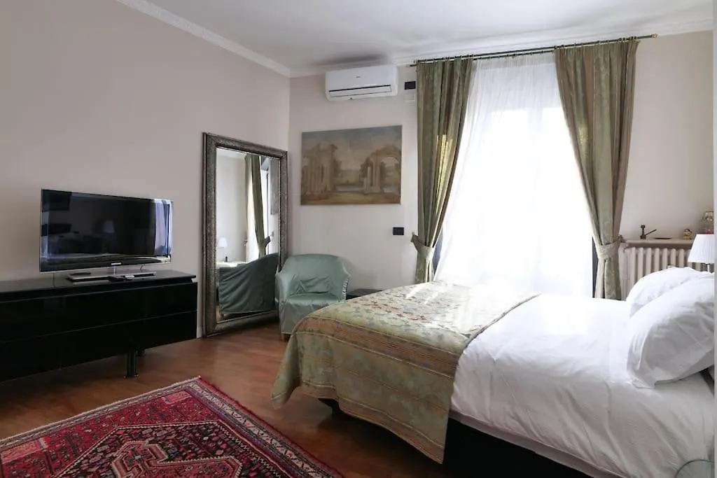Large And Elegant Apartment In Missori Duomo Milan Italy