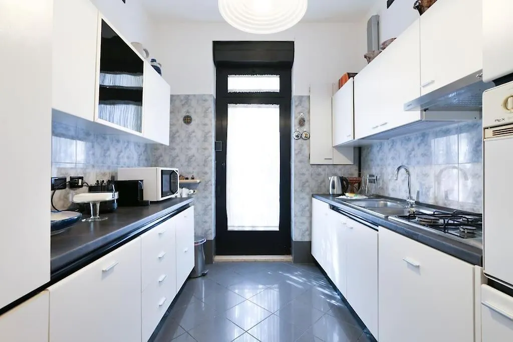 Large And Elegant Apartment In Missori Duomo Milan