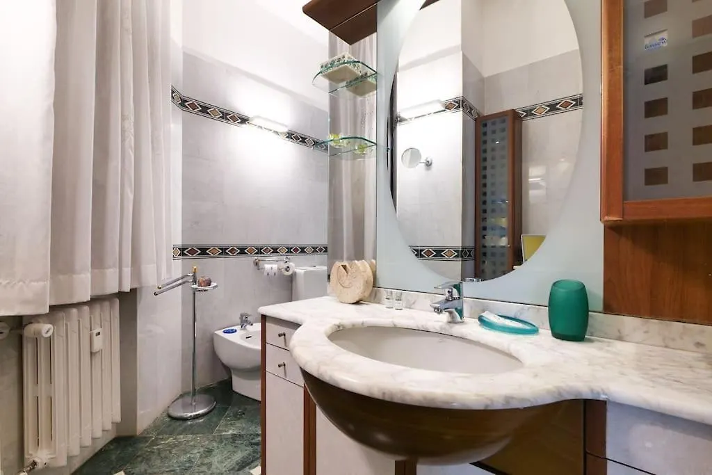 Large And Elegant Apartment In Missori Duomo Milan Italy