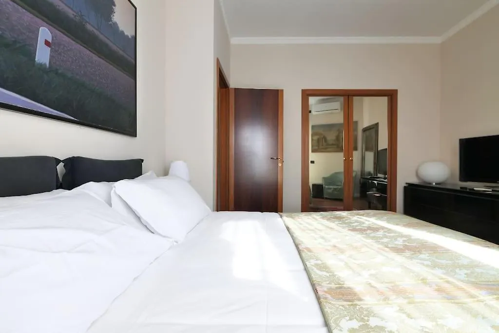 Large And Elegant Apartment In Missori Duomo Milan