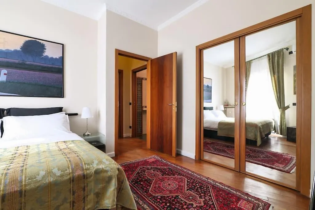 Large And Elegant Apartment In Missori Duomo Milan