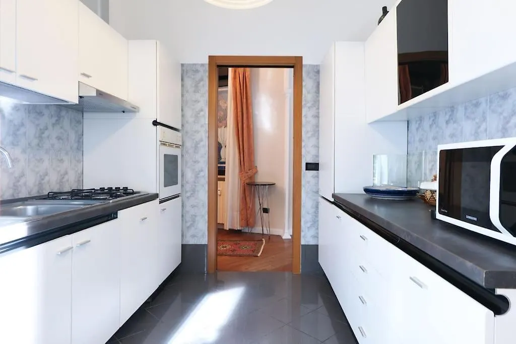 Large And Elegant Apartment In Missori Duomo Milan