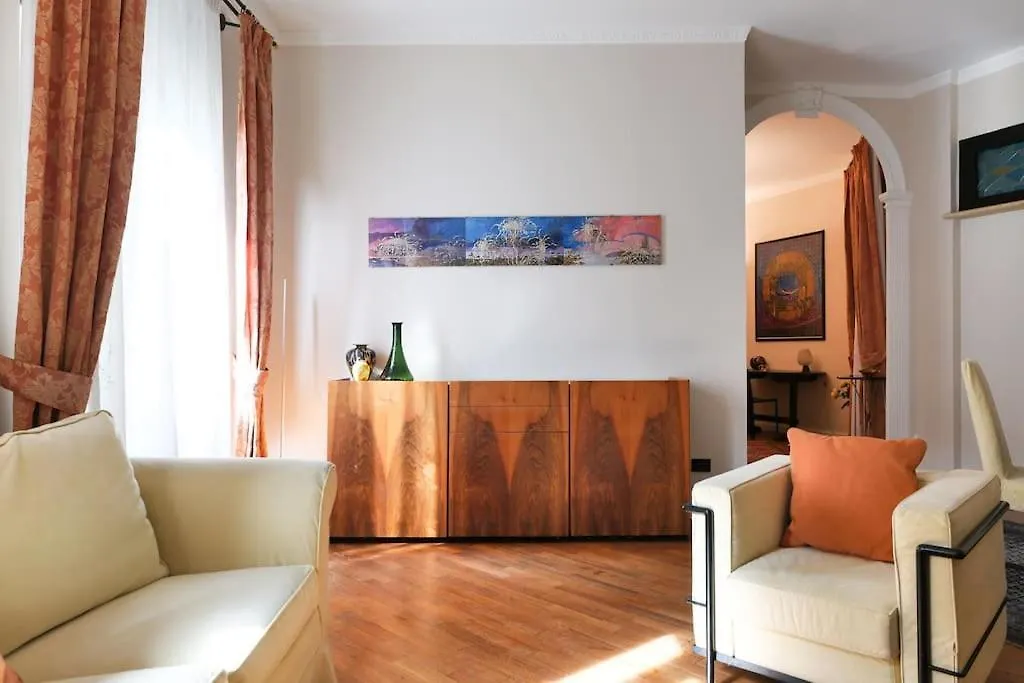 Large And Elegant Apartment In Missori Duomo Milan Italy