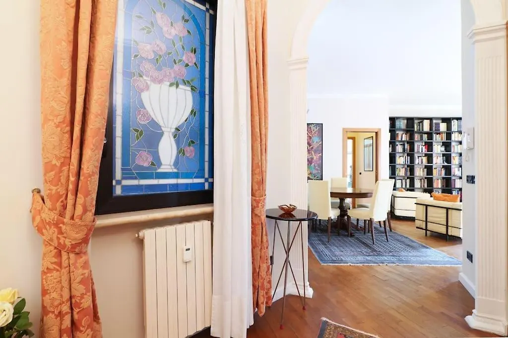 Large And Elegant Apartment In Missori Duomo Milan