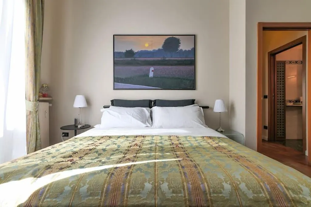 Large And Elegant Apartment In Missori Duomo Milan