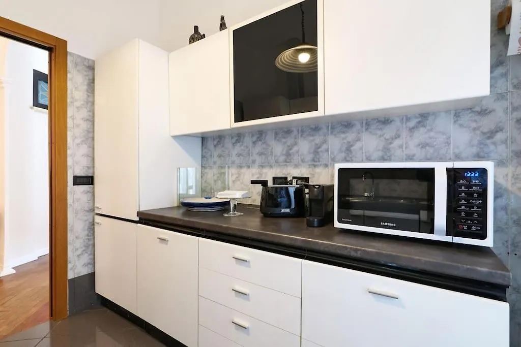 Large And Elegant Apartment In Missori Duomo Milan