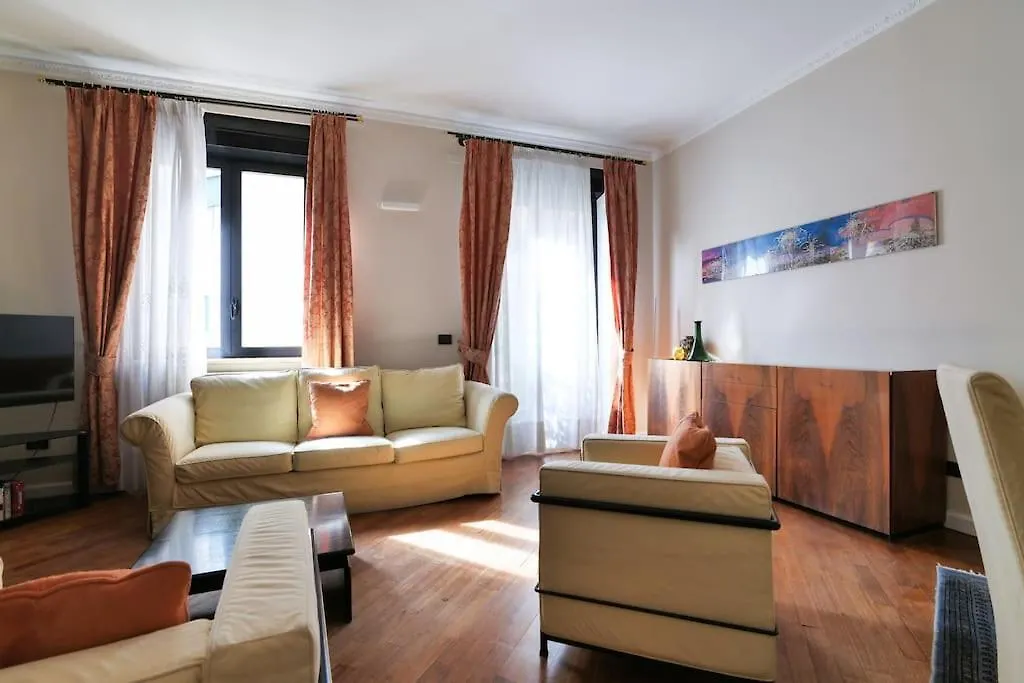 Large And Elegant Apartment In Missori Duomo Milan Italy