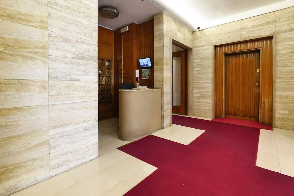 Large And Elegant Apartment In Missori Duomo Milan