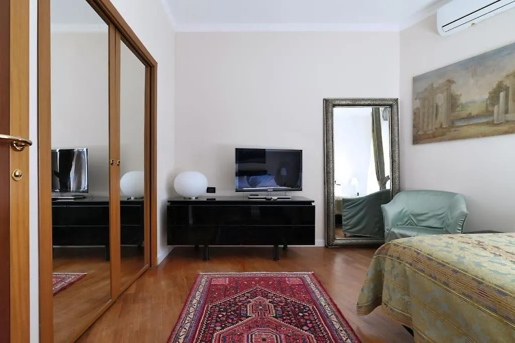 Large And Elegant Apartment In Missori Duomo Milan