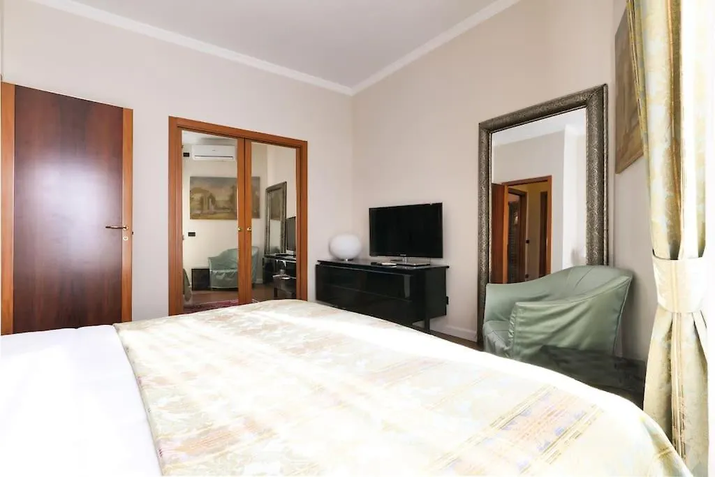 Large And Elegant Apartment In Missori Duomo Milan