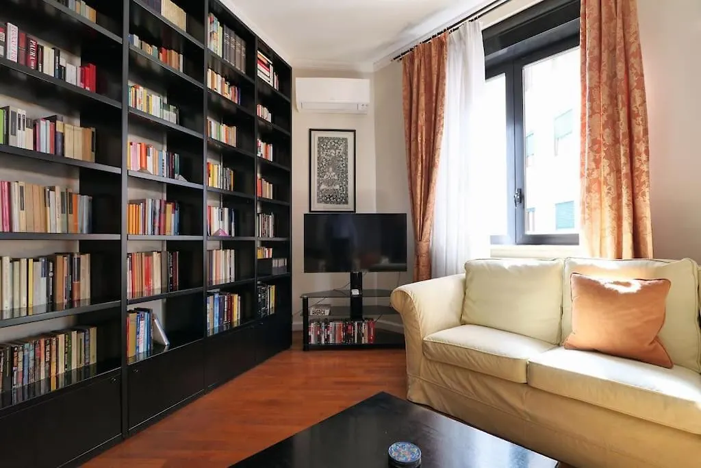 Large And Elegant Apartment In Missori Duomo Milan