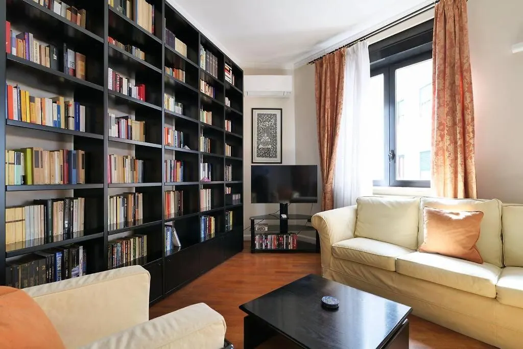 Large And Elegant Apartment In Missori Duomo Milan